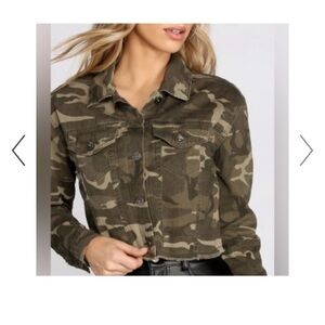 Title
WORKING TITLE DENIM sz M Cropped Camo Utility Jacket Raw Hem 100% Cotton